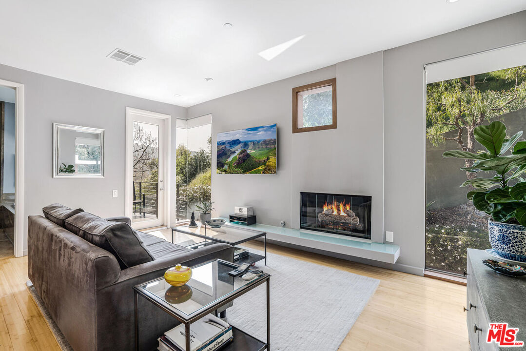 3625 Mandeville Canyon Rd