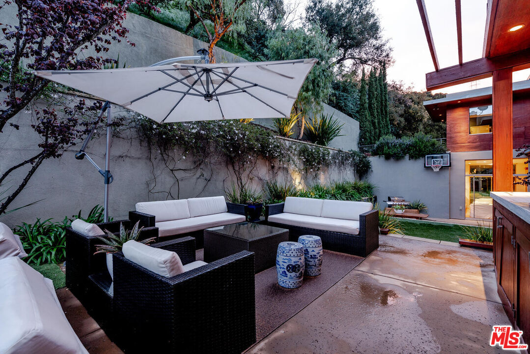 3625 Mandeville Canyon Rd