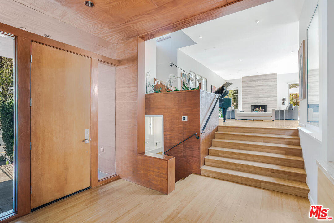 3625 Mandeville Canyon Rd