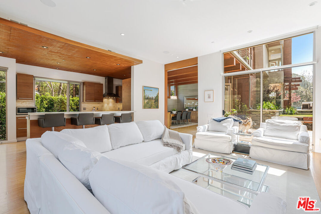 3625 Mandeville Canyon Rd