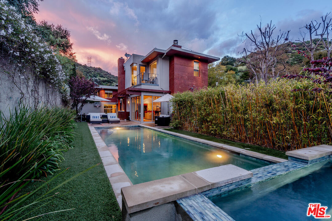 3625 Mandeville Canyon Rd