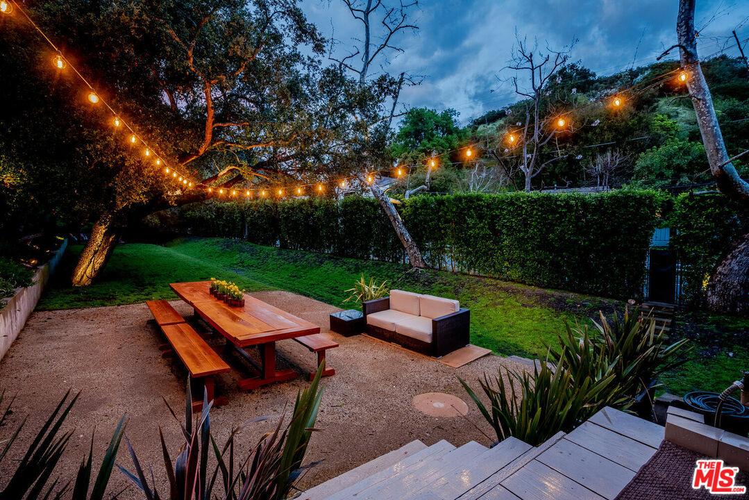 3625 Mandeville Canyon Rd