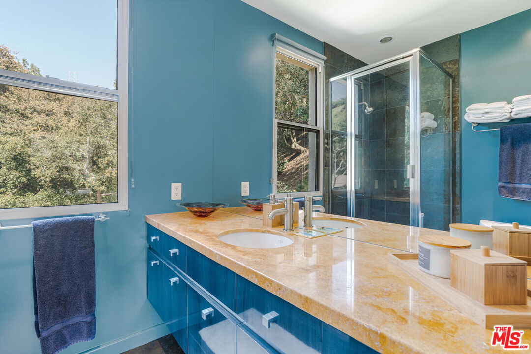 3625 Mandeville Canyon Rd