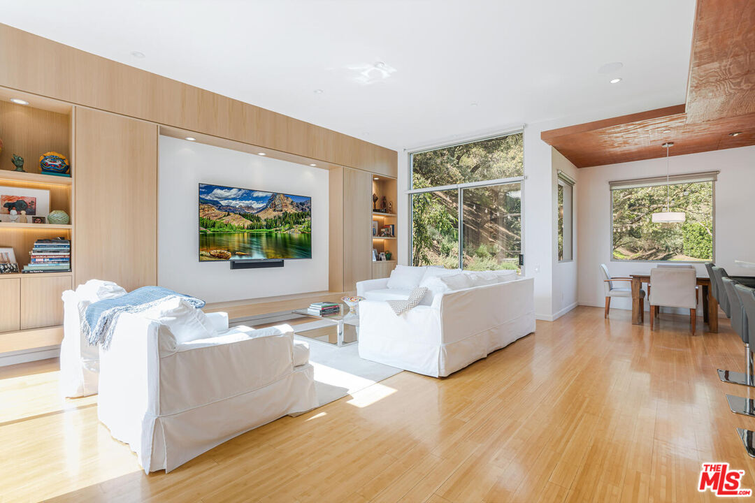 3625 Mandeville Canyon Rd