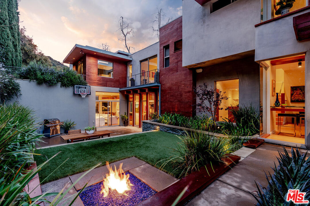 3625 Mandeville Canyon Rd