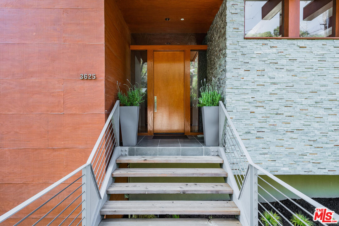 3625 Mandeville Canyon Rd