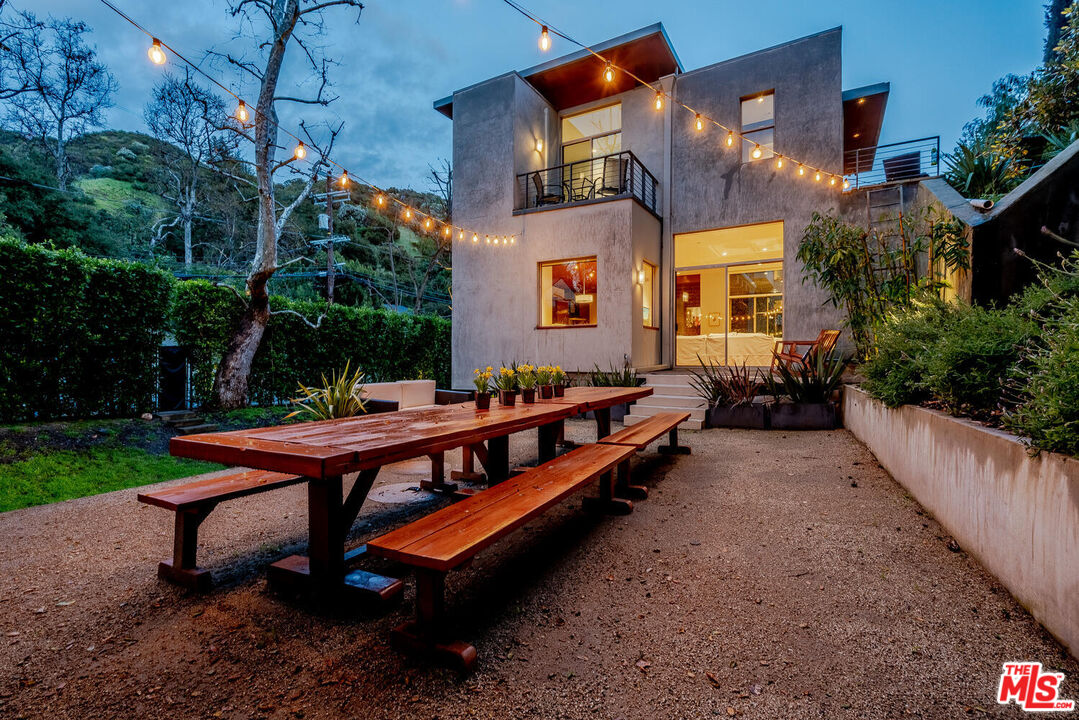 3625 Mandeville Canyon Rd