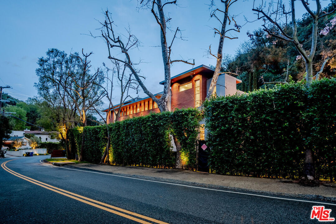 3625 Mandeville Canyon Rd