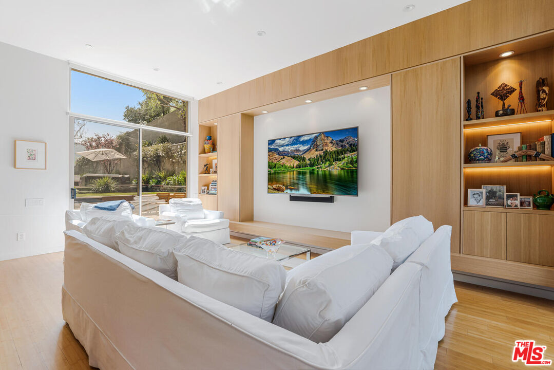 3625 Mandeville Canyon Rd