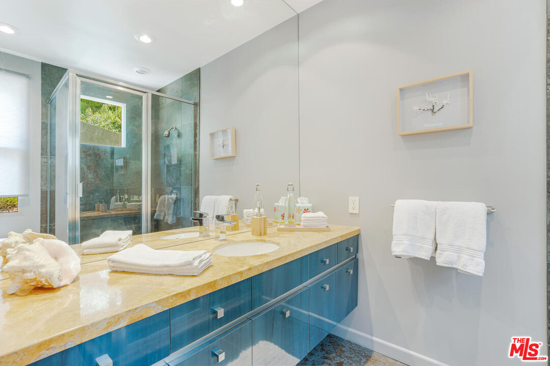 3625 Mandeville Canyon Rd