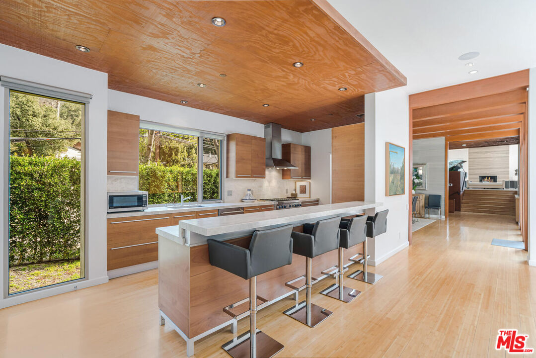 3625 Mandeville Canyon Rd