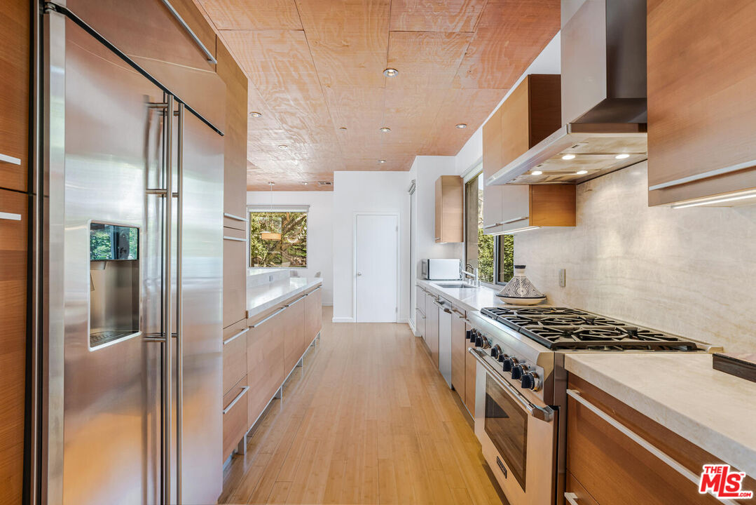 3625 Mandeville Canyon Rd