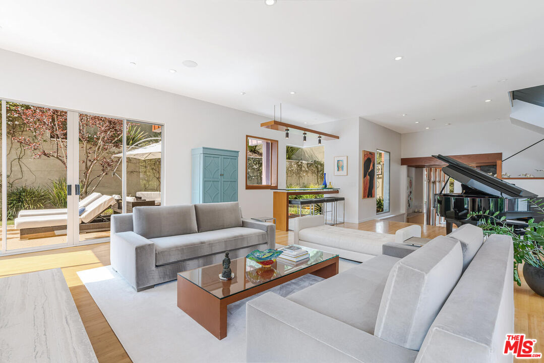 3625 Mandeville Canyon Rd