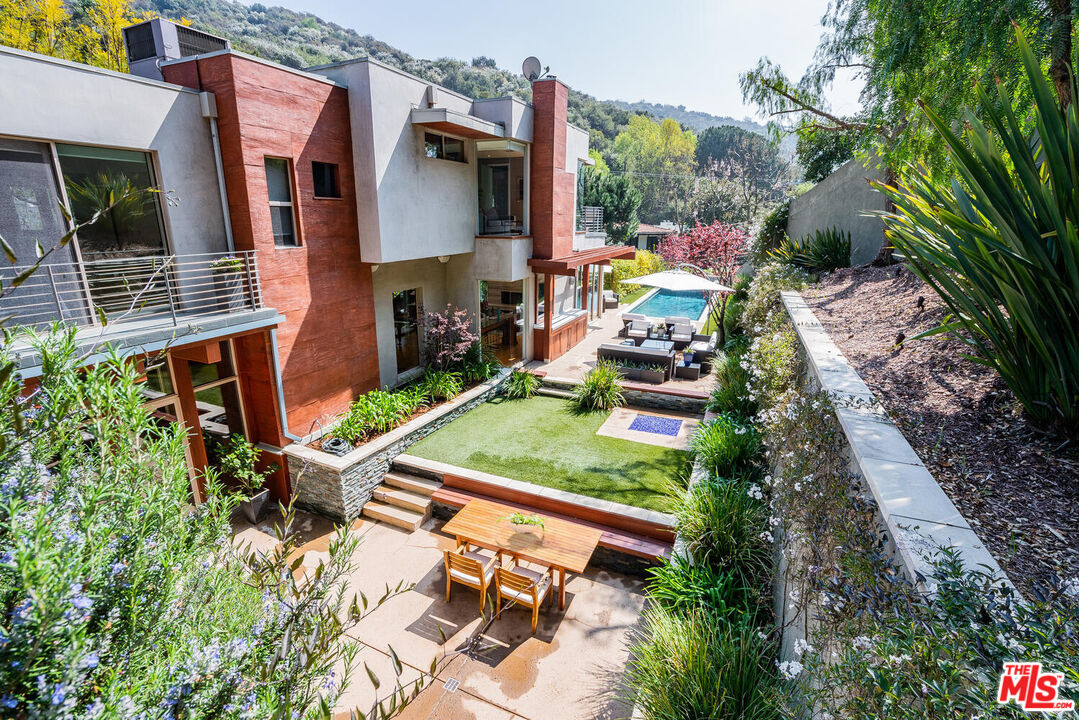 3625 Mandeville Canyon Rd