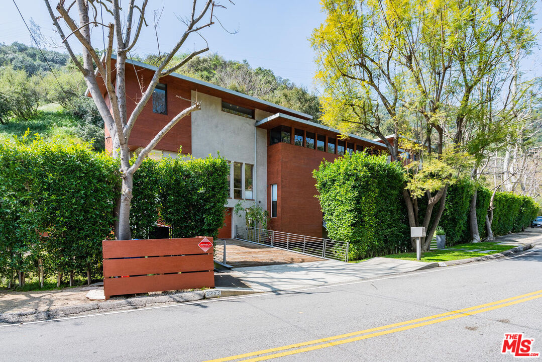 3625 Mandeville Canyon Rd