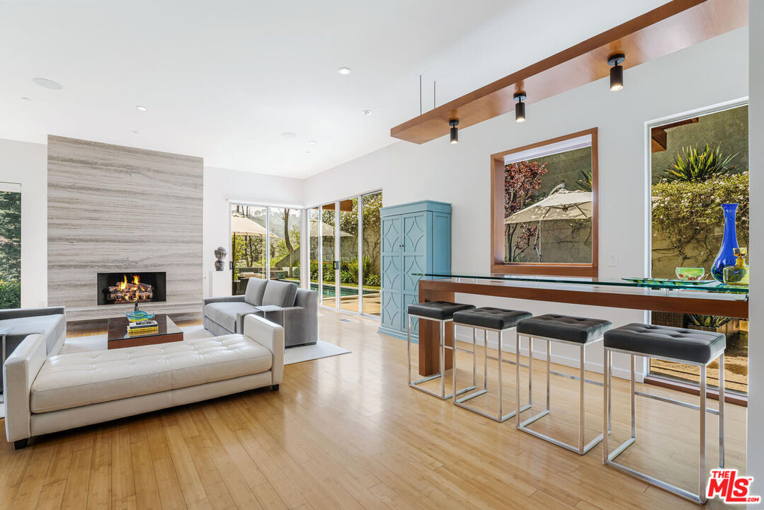 3625 Mandeville Canyon Rd