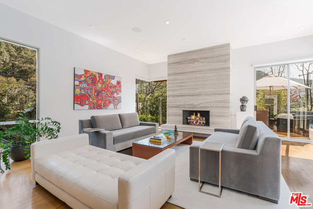 3625 Mandeville Canyon Rd