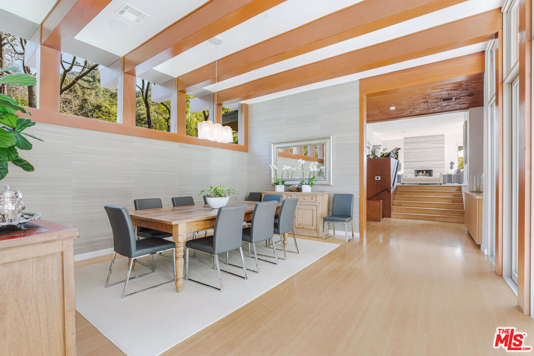 3625 Mandeville Canyon Rd