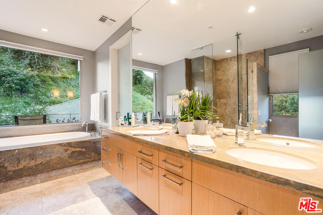 3625 Mandeville Canyon Rd