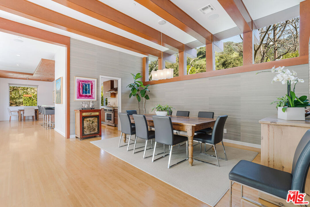 3625 Mandeville Canyon Rd