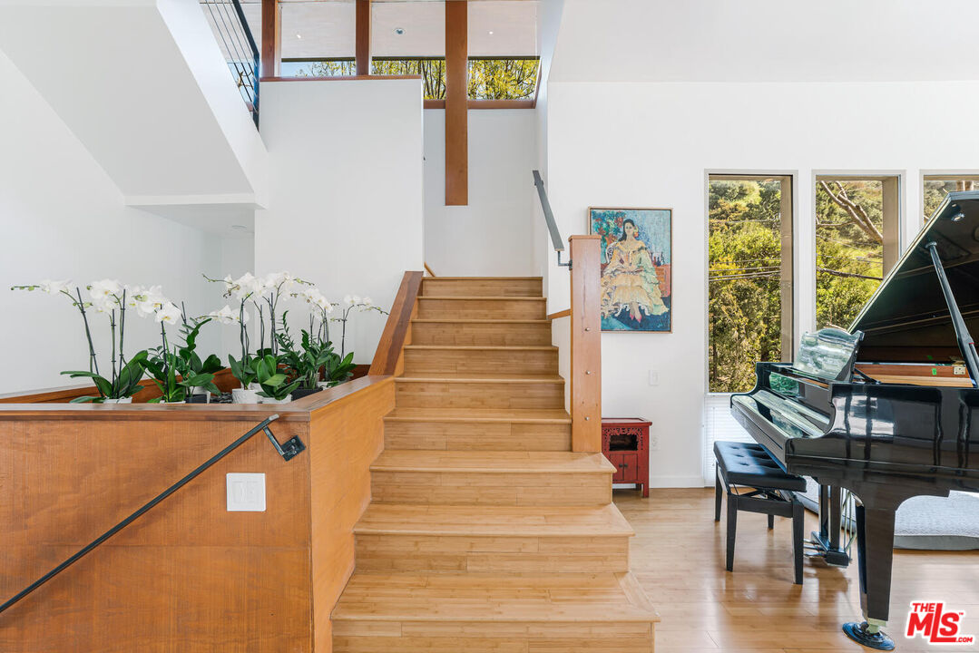 3625 Mandeville Canyon Rd