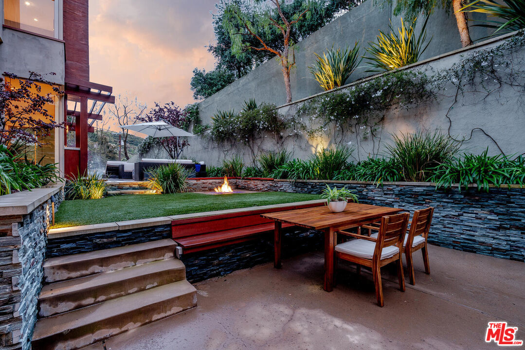 3625 Mandeville Canyon Rd