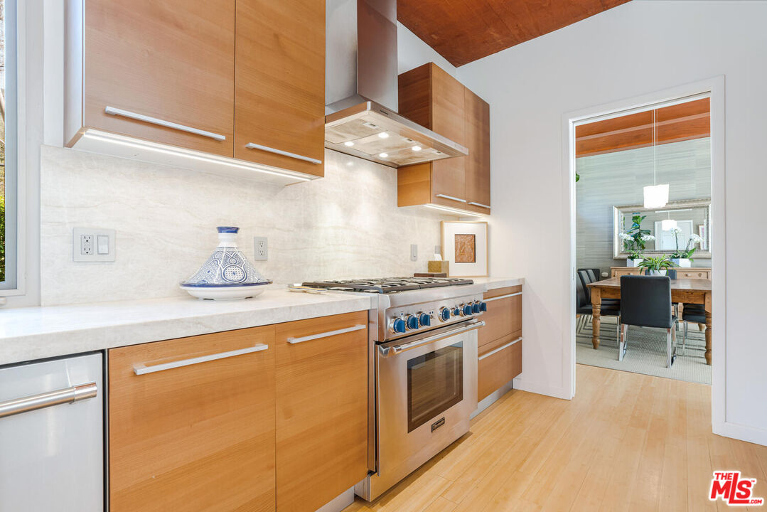 3625 Mandeville Canyon Rd