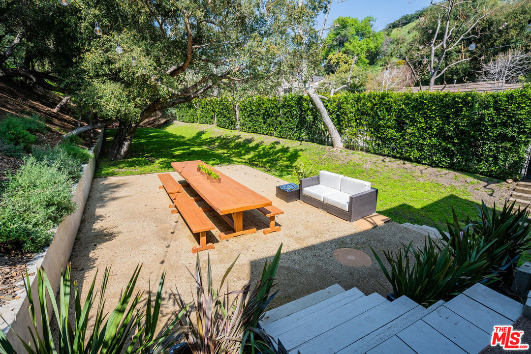 3625 Mandeville Canyon Rd