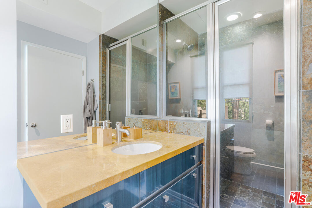 3625 Mandeville Canyon Rd