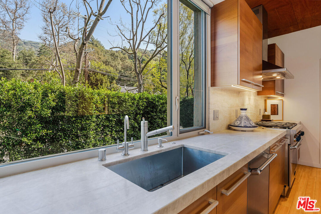 3625 Mandeville Canyon Rd