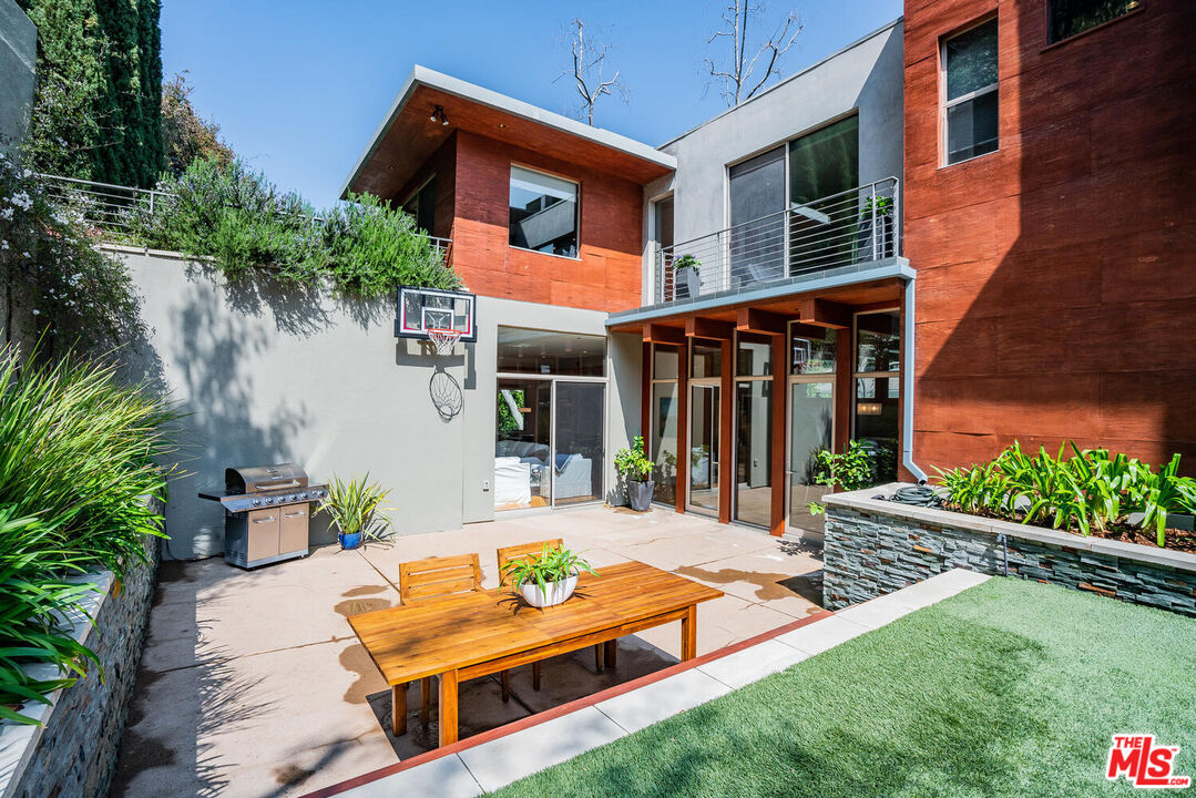 3625 Mandeville Canyon Rd