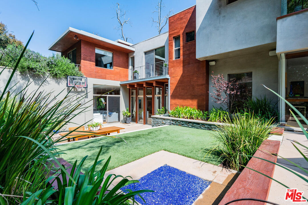 3625 Mandeville Canyon Rd