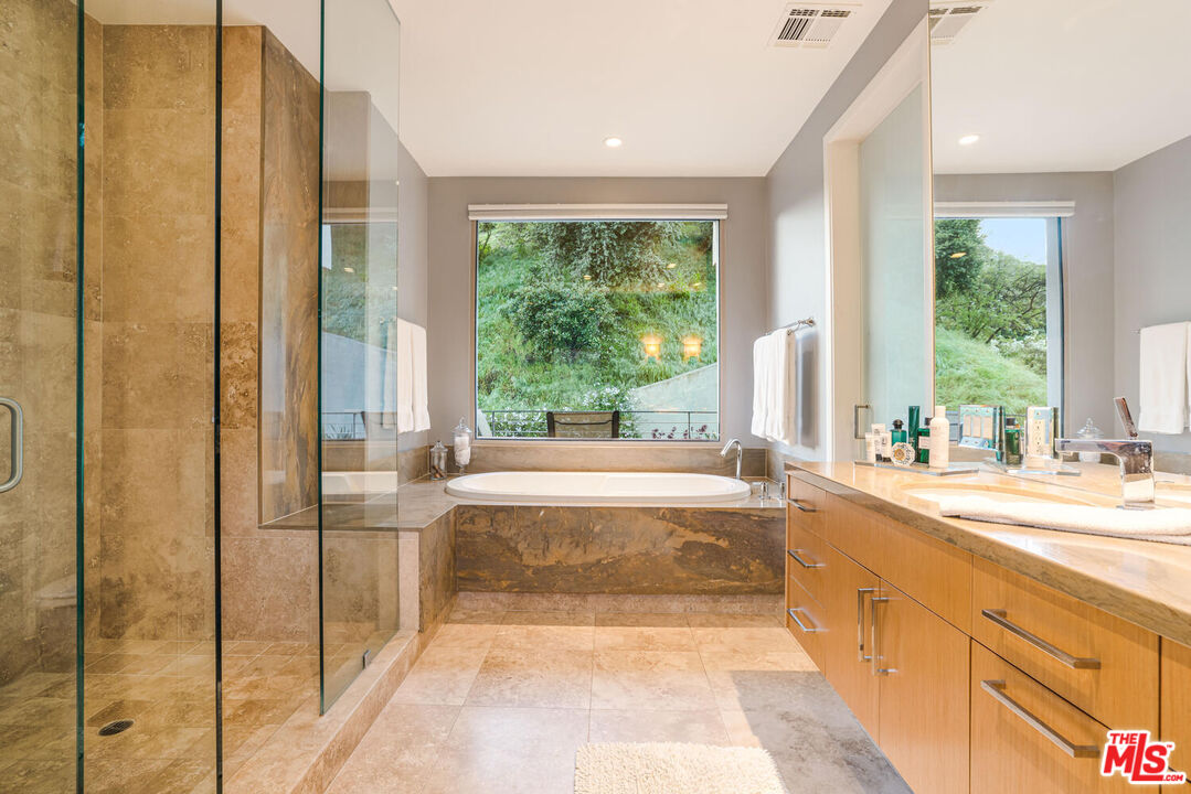 3625 Mandeville Canyon Rd