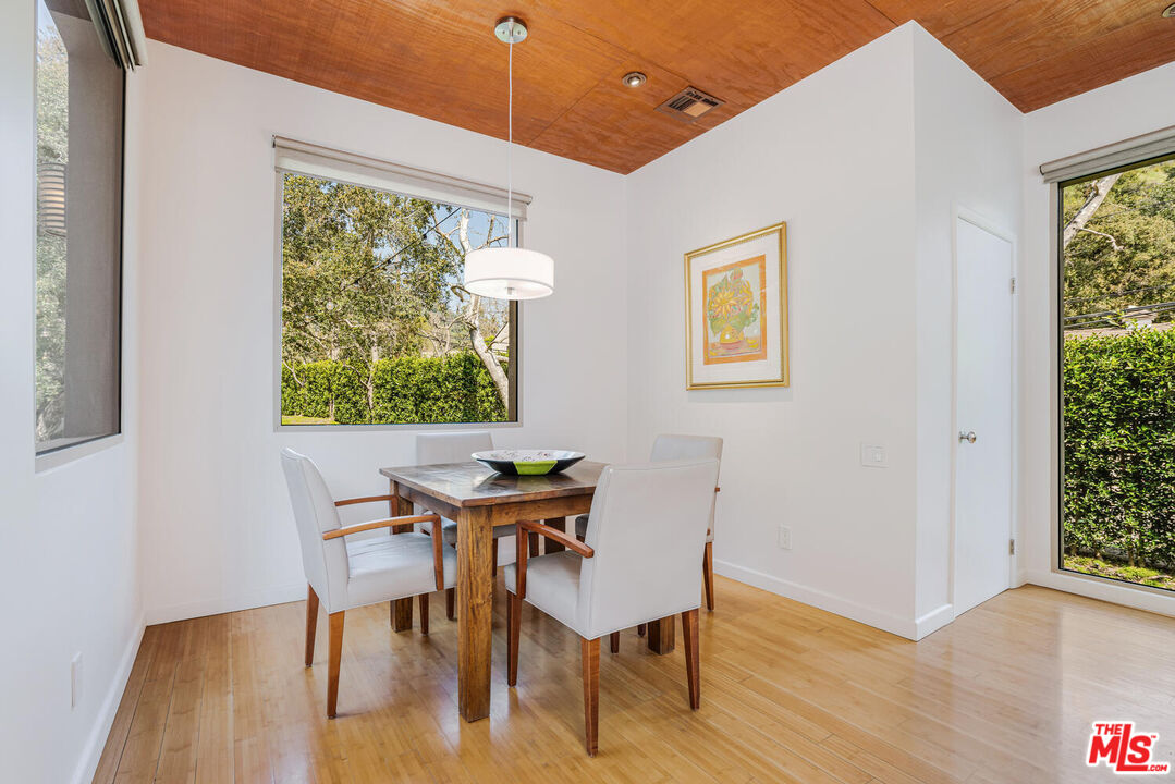 3625 Mandeville Canyon Rd