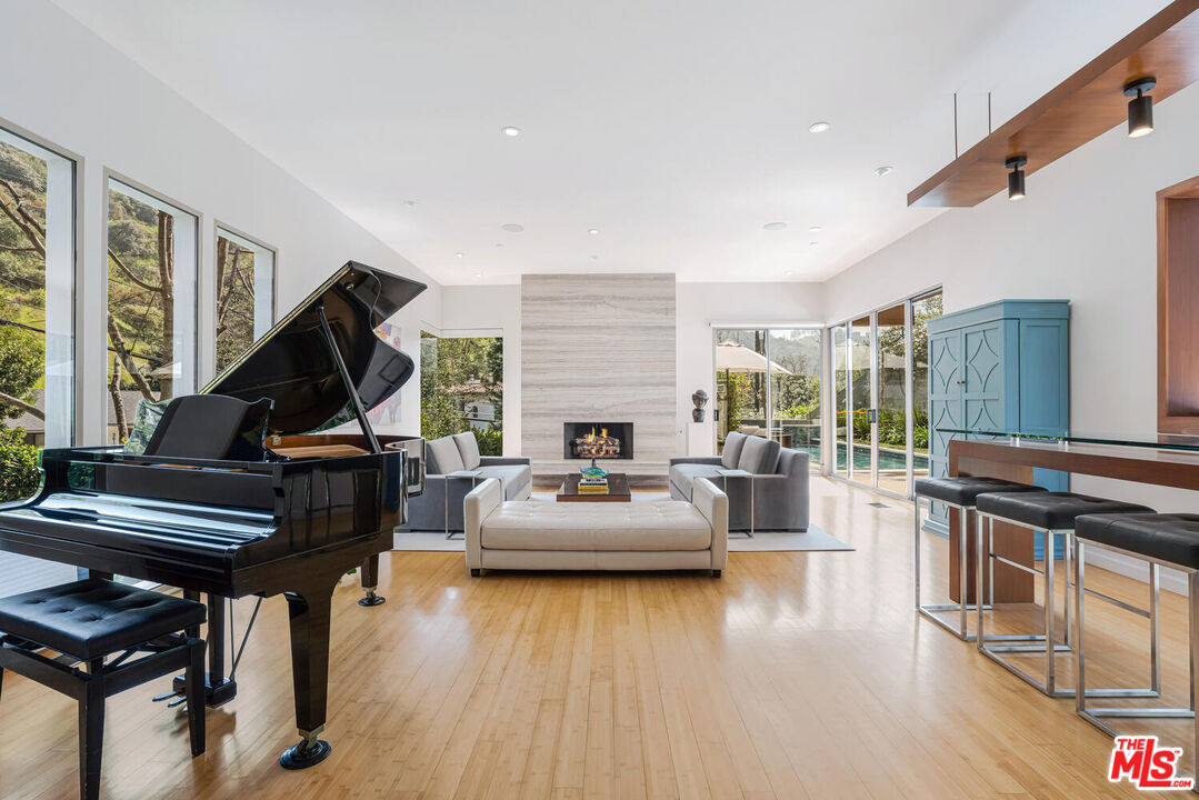 3625 Mandeville Canyon Rd