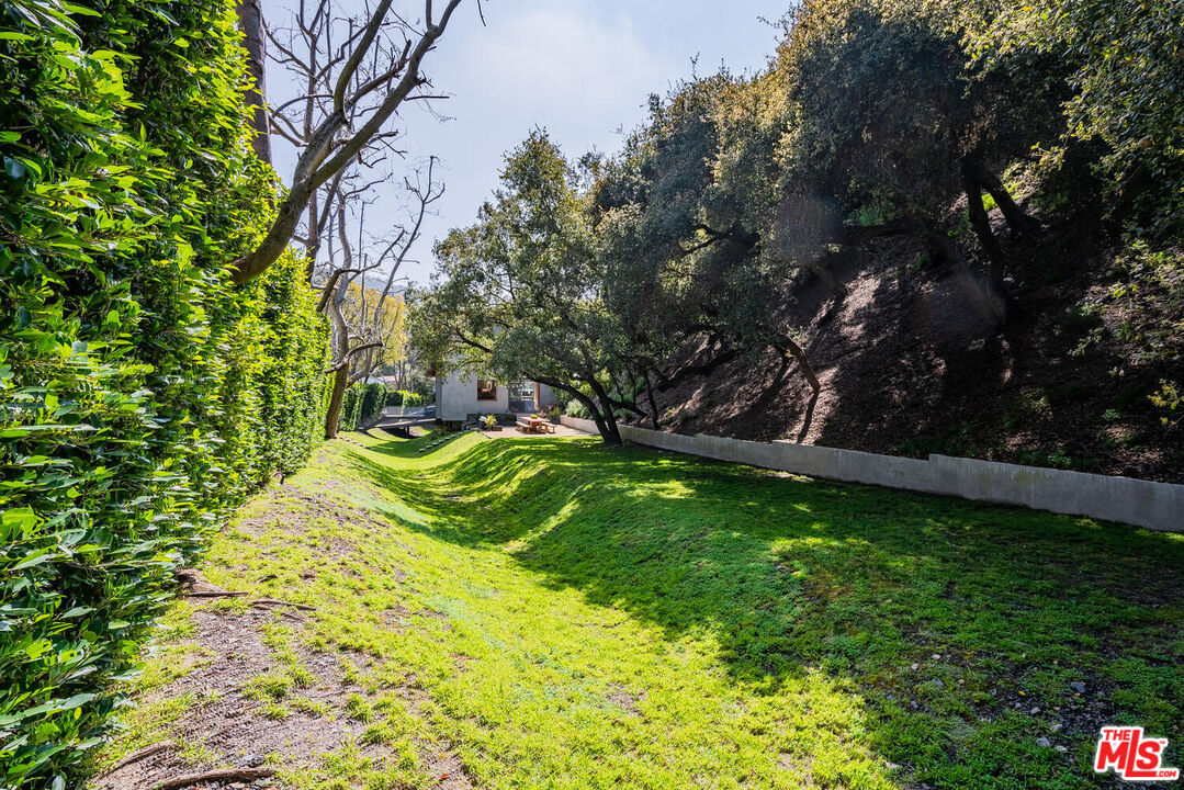 3625 Mandeville Canyon Rd