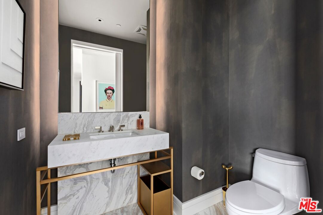 211 W Elm Ct Unit: 9E