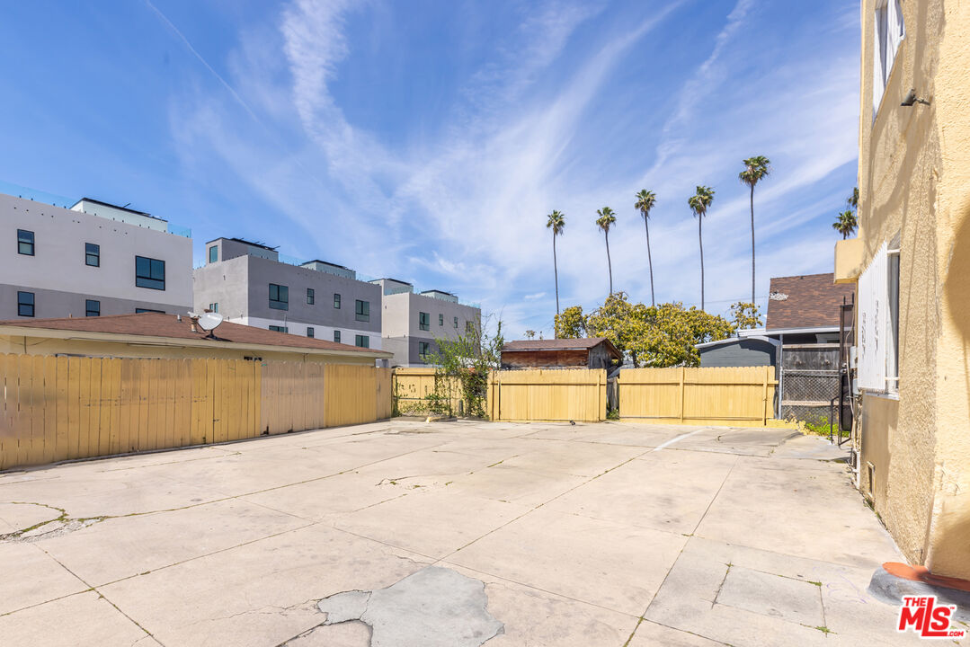 3915 Walton Ave