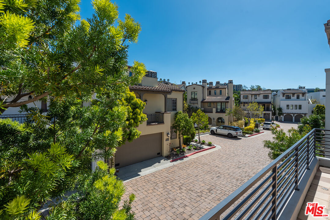 6336 Seawalk Dr
