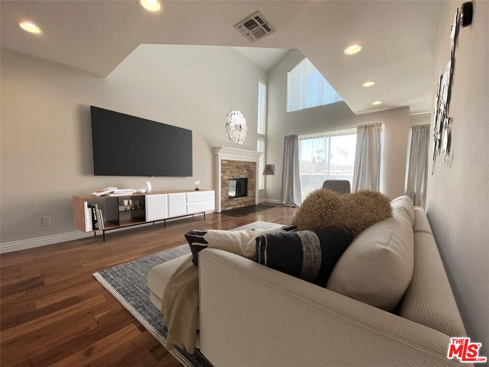 4536 Colbath Ave Unit: 206