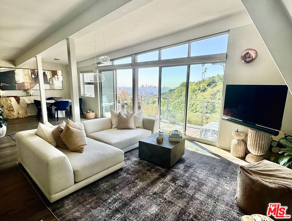 7028 Pacific View Dr