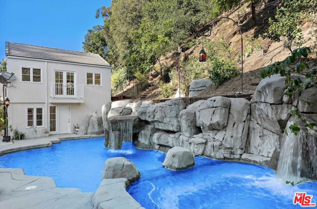 1174 Coldwater Canyon Dr