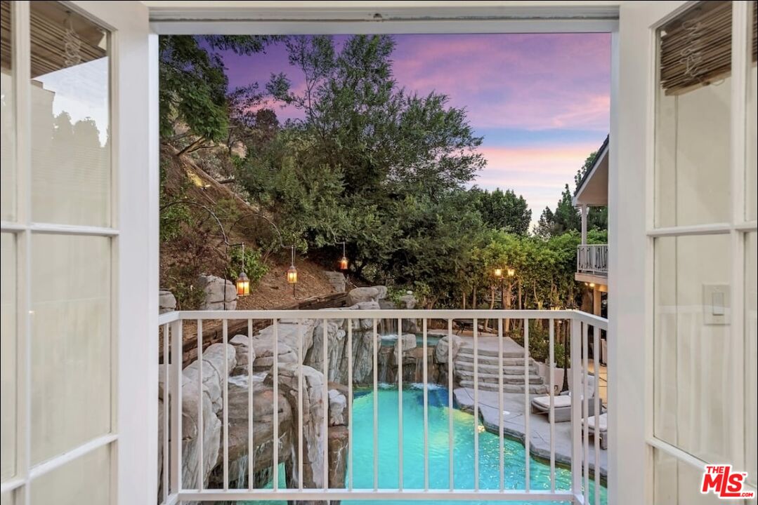 1174 Coldwater Canyon Dr