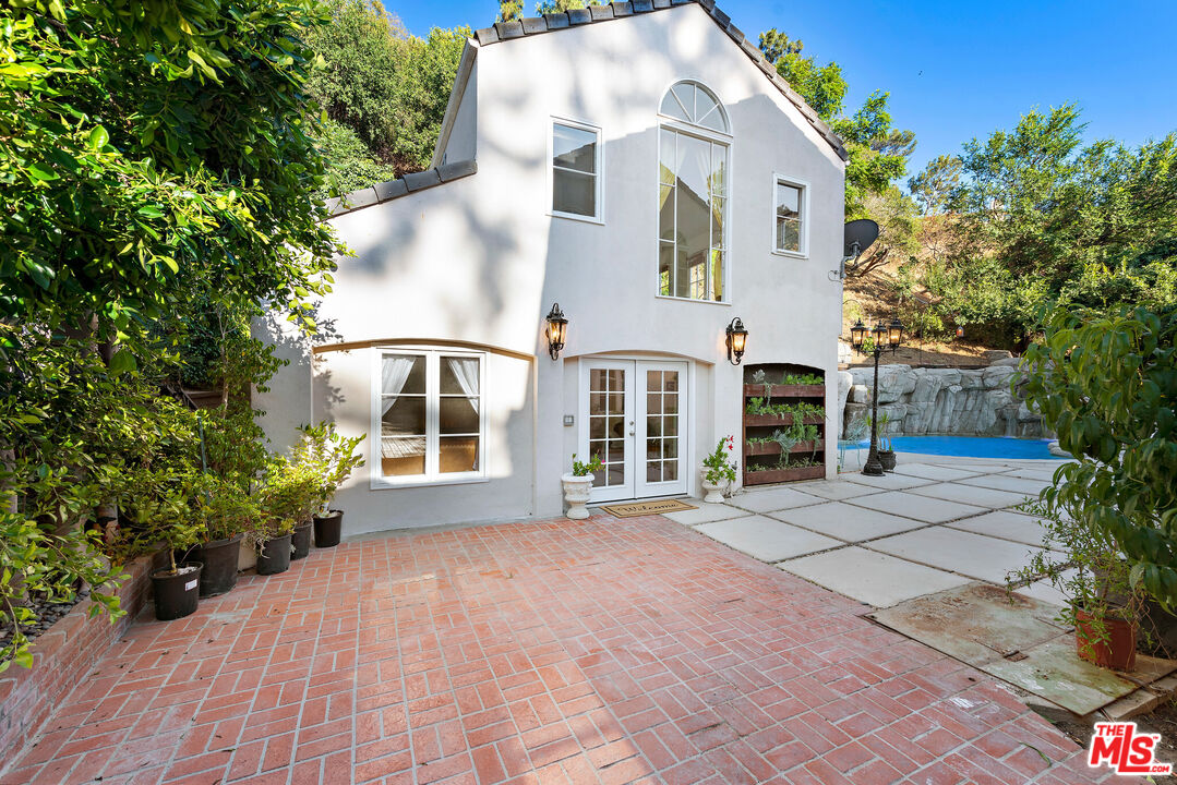 1174 Coldwater Canyon Dr