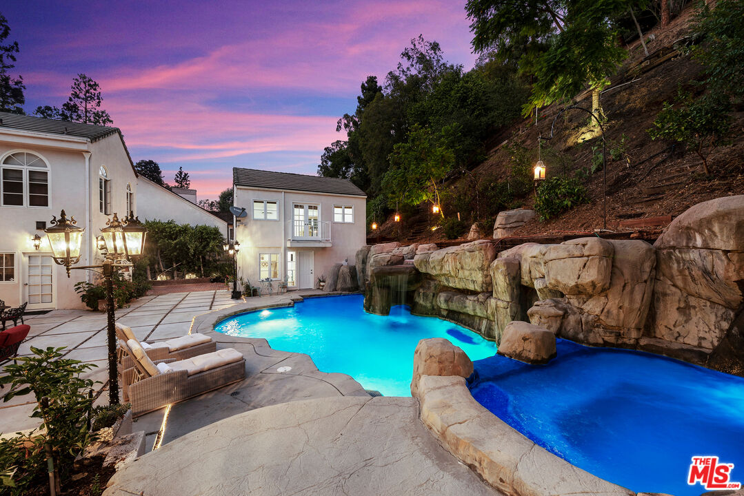 1174 Coldwater Canyon Dr