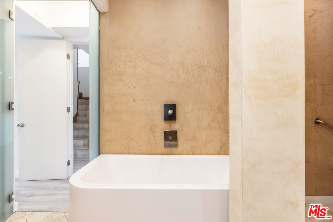 2324 S Beverly Glen Blvd Unit: 305