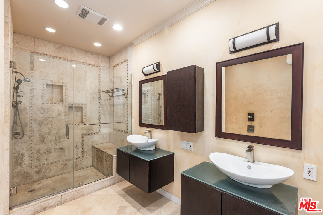 2324 S Beverly Glen Blvd Unit: 305