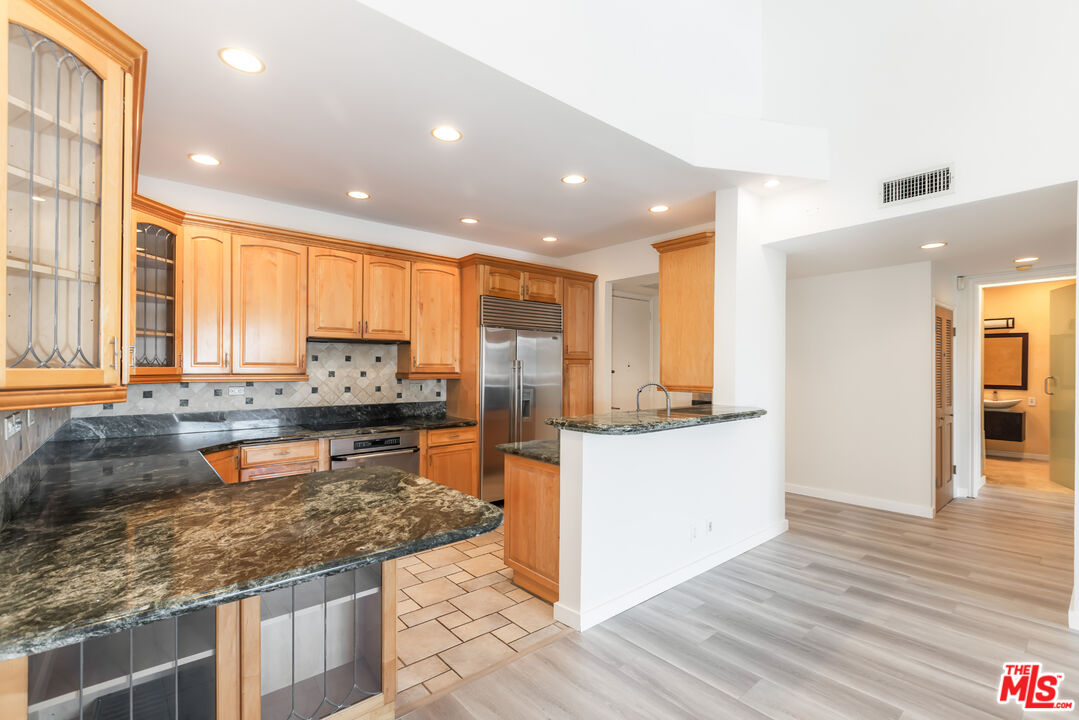 2324 S Beverly Glen Blvd Unit: 305