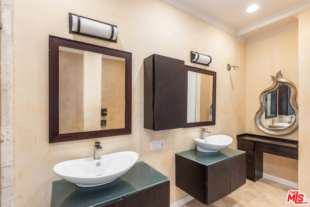 2324 S Beverly Glen Blvd Unit: 305