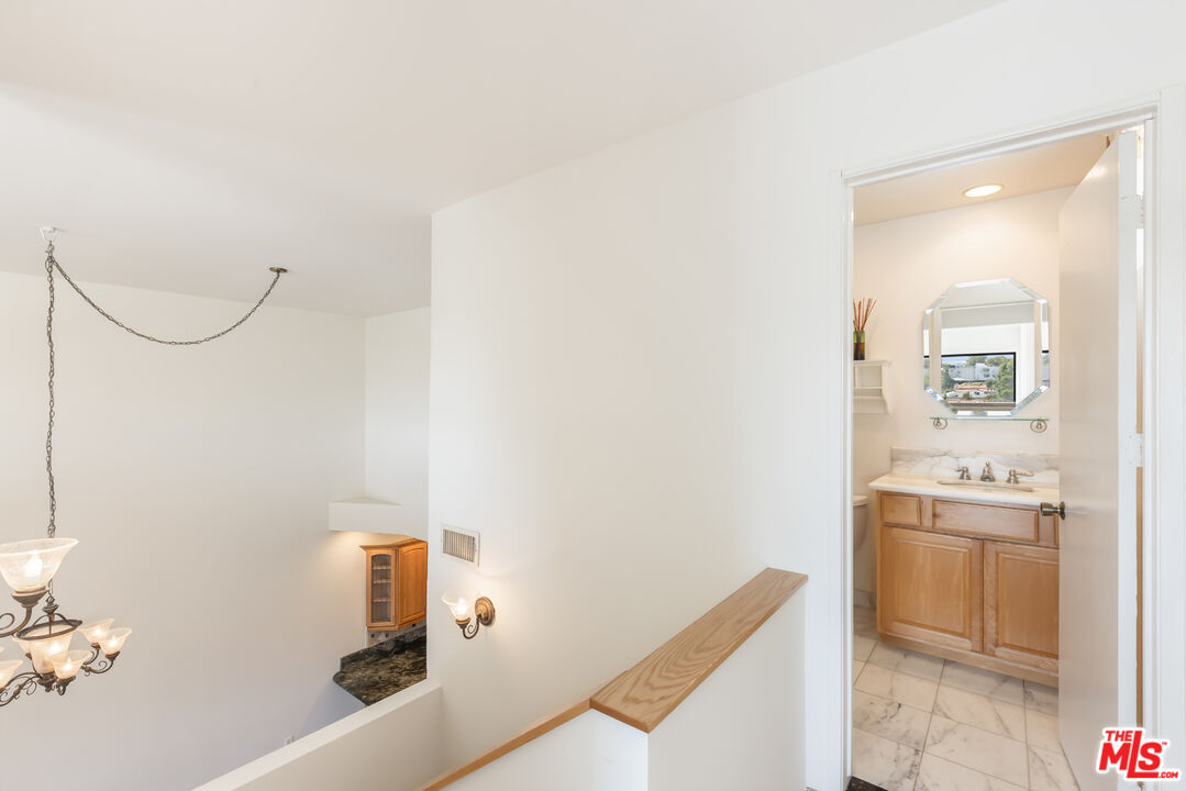 2324 S Beverly Glen Blvd Unit: 305